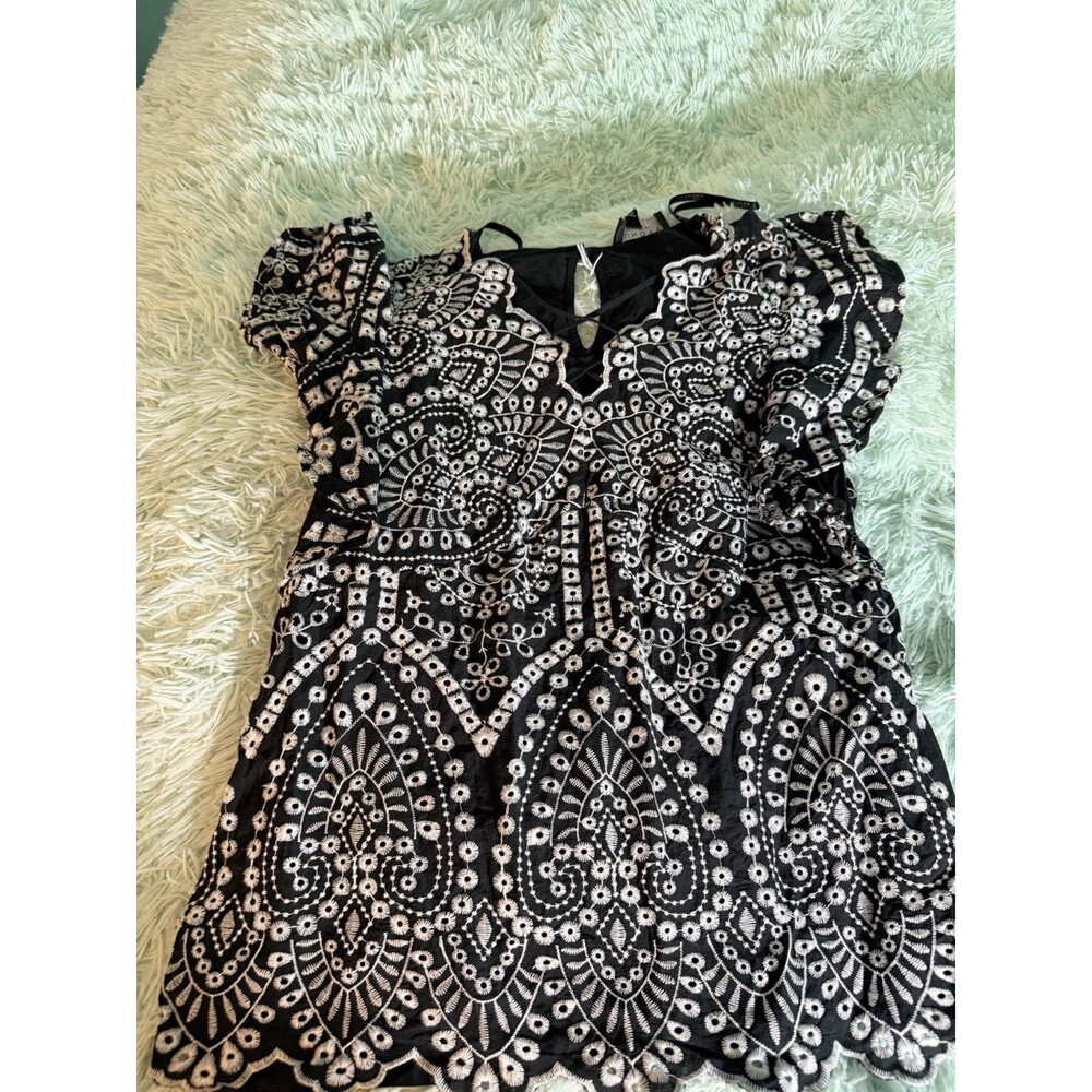 Laundry by Shelli Segal Black/White Flutter Sleeve Eyelet Embroidered Top SP